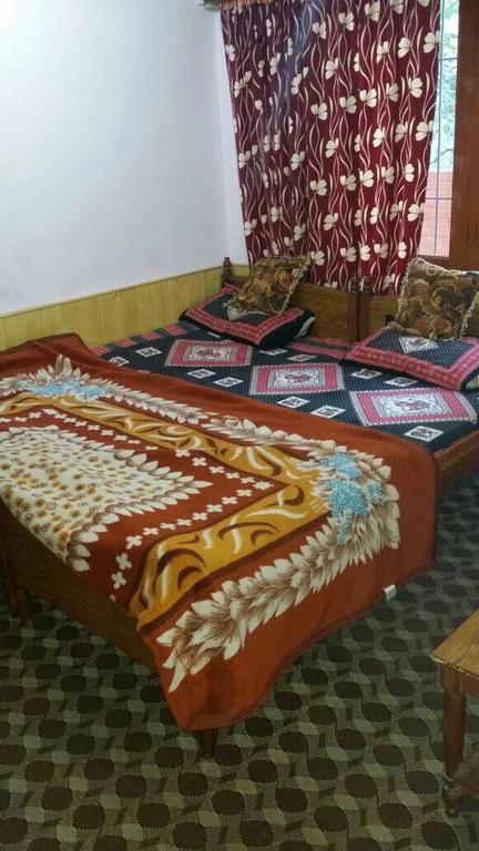 Taj Guest House Srīnagar Exterior foto